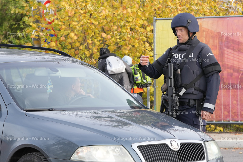 20221111 Amoklauf in Mittelschule Haselstauden | DORNBIRN, OESTERREICH - 11. NOVEMBER: Polizeieinsatz waehrend des Amoklaufs in der Mittelschule Haselstauden in Mittelschule Haselstauden on November 11, 2022 in Dornbirn, Austria.