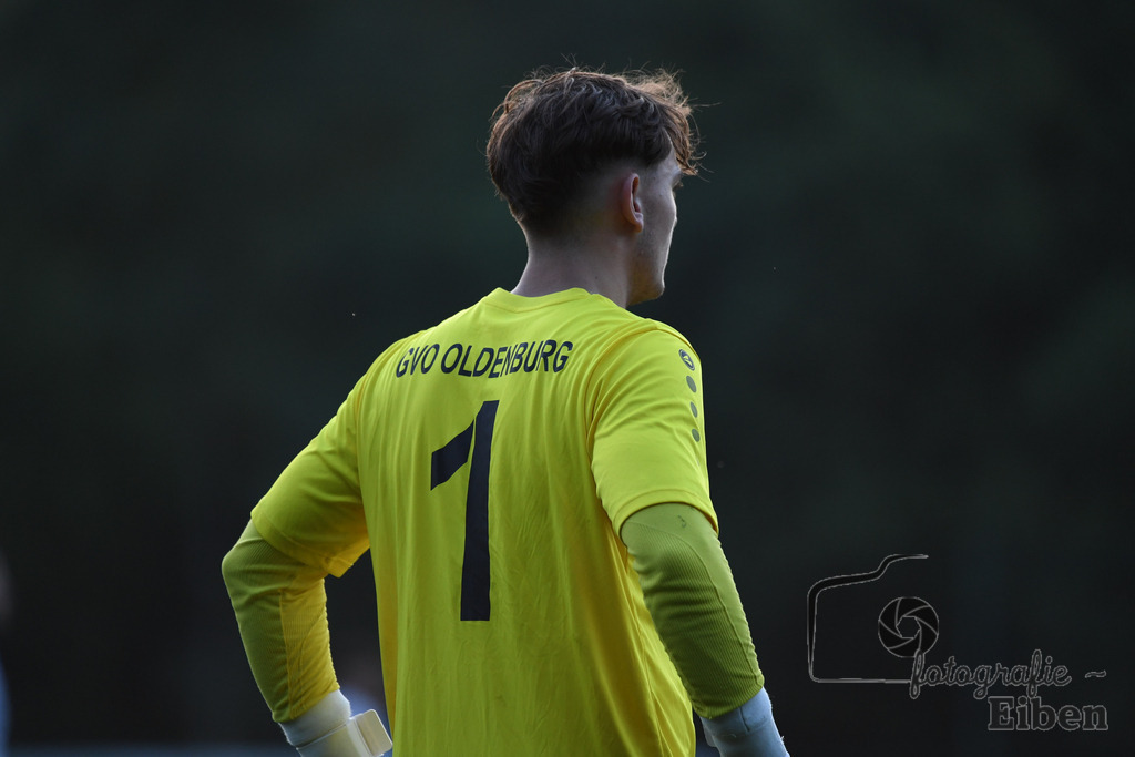 GVO Oldenburg 2-SV GOTANO | Herren Kreisliga; GVO Oldenburg 2 (weiß)-SV GOTANO (blau) am 15.08.2025 in Oldenburg (Sportanlage GVO); Photo: Philip Eiben 2025 - Realisiert mit Pictrs.com