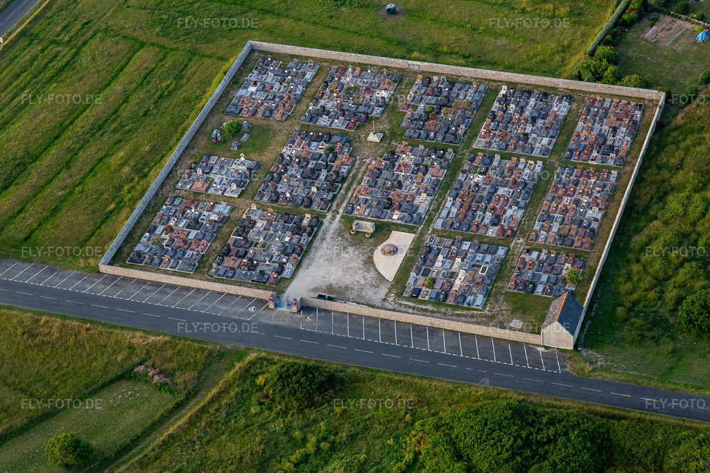 Luftbild: Friedhof im Ortsteil St-Guenole-St Pierre in Penmarch im Bundesland Finistère in Frankreich. Foto: IMG_132626.jpg vom 17.06.2022 durch Werner Riehm/FLY-FOTO.de