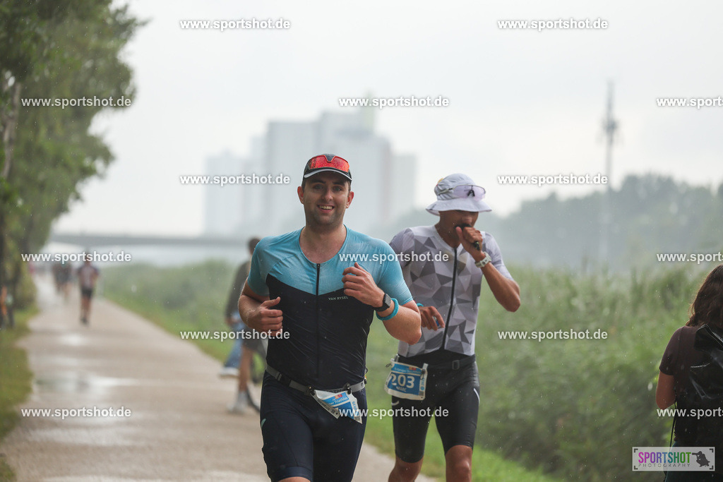 LUR_1005 | 34. M-net Erlanger Triathlon 2025 #erlangertriathlon  #mnettriathlon2025 #mnettriathlon #team #olympischedistanz #mitteldistanz #triathlon #maindonaukanal  #erlangertriathlon2025 #yourpictrs #tv1848 #tv1848erlangen  #triathlonbayern #sportinerlangen #demsportverbunden #sportshot_your_pictrs Copyright: www.sportshot.de