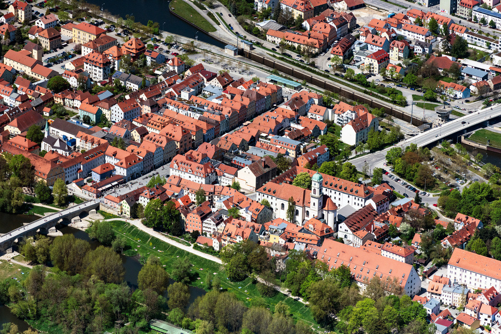 dr__0062566.jpg | REGENSBURG 09.05.2021 Insel Stadtamhof am Ufer des Flußverlaufes der Donau in Regensburg im Bundesland Bayern, Deutschland. // Island Stadtamhof on the banks of the river course of the river Danube in Regensburg in the state Bavaria, Germany. Foto: Daniel Reiter