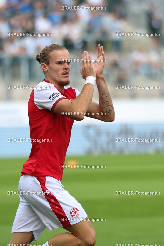 Rot-Weiss Essen - Hansa Rostock | Essen, Deutschland, 20.09.2025 Tom Moustier  (Rot-Weiss Essen) begrüßt die Fanswährend des 3.Liga Spiels zwischen  Rot-Weiss Essen und Hansa Rostock am 20.09.2025 im Stadion an der Hafenstraße in Essen. (Foto von Timo Bluhmki-Schmidt/Brauer Fotoagentur