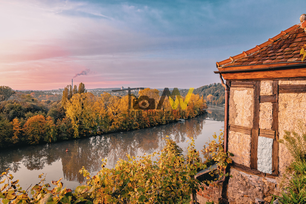 Herbst über dem Neckartal------Weinberghütte bei Stuttgart | Blick über eine Weinberghütte, mittig in den herbstlich gefärbten Weinreben gelegen über auf den Neckar bei Stuttgart. Sonnenaufgang. - Realisiert mit Pictrs.com