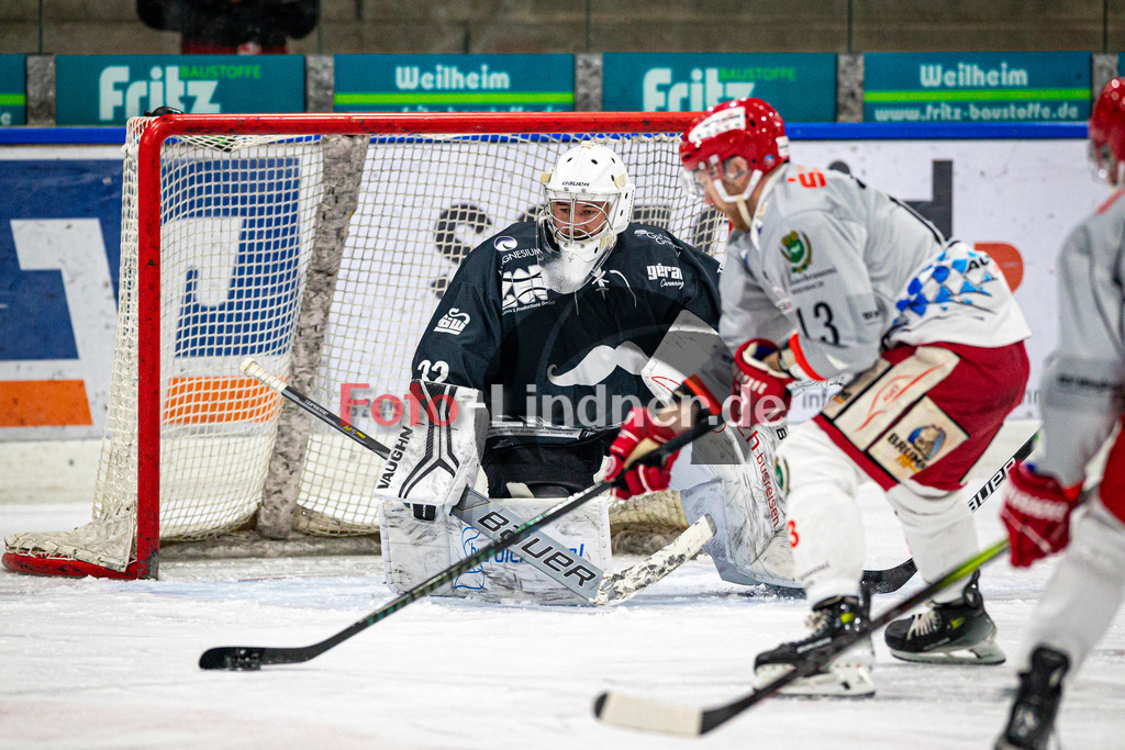 TSV Peißenberg MINERS gegen TEV Miesbach | Eishockey Bayernliga Herren Vorrunde 2024/25, TSV Peißenberg MINERS gegen TEV Miesbach, 20241201,Hannes KIEFER (MINERS Goali 32) in Aktion,2024-12-01 in Peißenberg (Eisstadion Peißenberg)Hannes KIEFER (MINERS Goali 32), Christian NEUERT (TEVM 13)Copyright: WolfgangxLindner