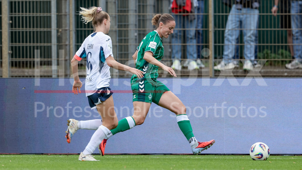 Fussball, Google Pixel Frauen-Bundesliga, SV Werder Bremen - TSG 1899 Hoffenheim | v.li.: Vanessa Diehm (TSG 1899 Hoffenheim, 6) und Verena Wieder (SV Werder Bremen, 31) im Zweikampf, Duell, Dynamik, Aktion, Action, Spielszene, DIE DFB-RICHTLINIEN UNTERSAGEN JEGLICHE NUTZUNG VON FOTOS ALS SEQUENZBILDER UND/ODER VIDEOÄHNLICHE FOTOSTRECKEN. DFB REGULATIONS PROHIBIT ANY USE OF PHOTOGRAPHS AS IMAGE SEQUENCES AND/OR QUASI-VIDEO.