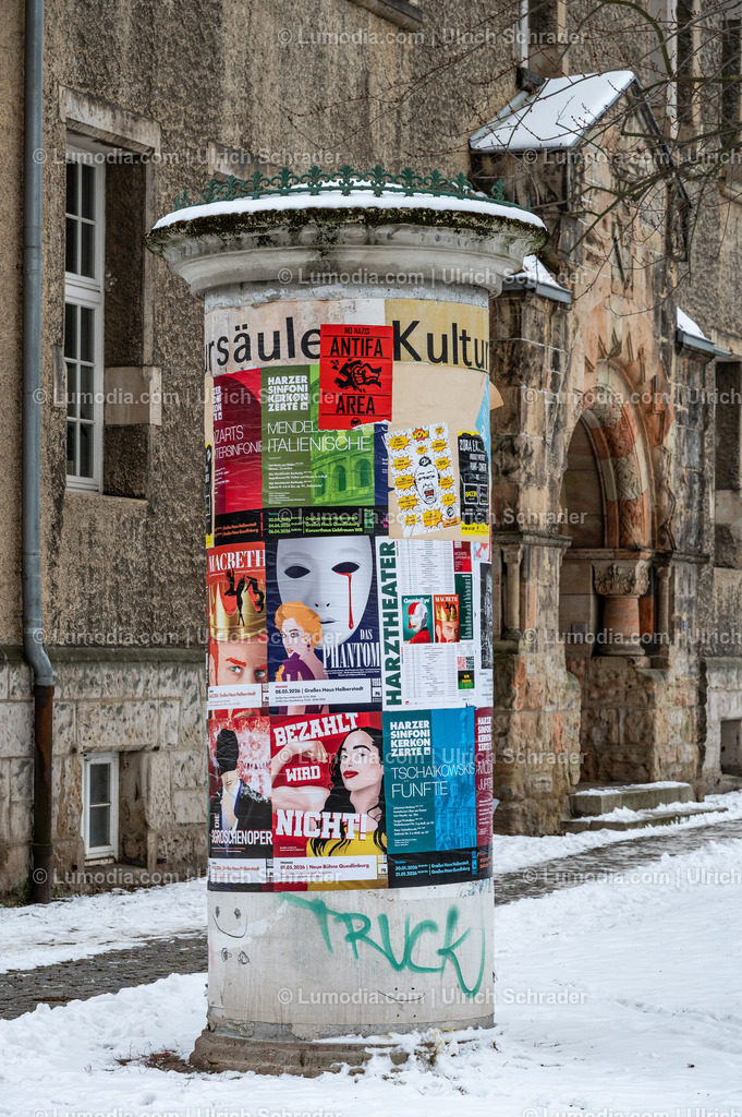 10049-13962 - Litfaßsäule in Halberstadt | Stockfoto und Bilderpool mit Bildmaterial aus Deutschland, dem Harz, Halberstadt, Quedlinburg, Wernigerode und weltweit. Qualitativ hochwertige und professionelle Fotos anschauen und kaufen. - Realisiert mit Pictrs.com