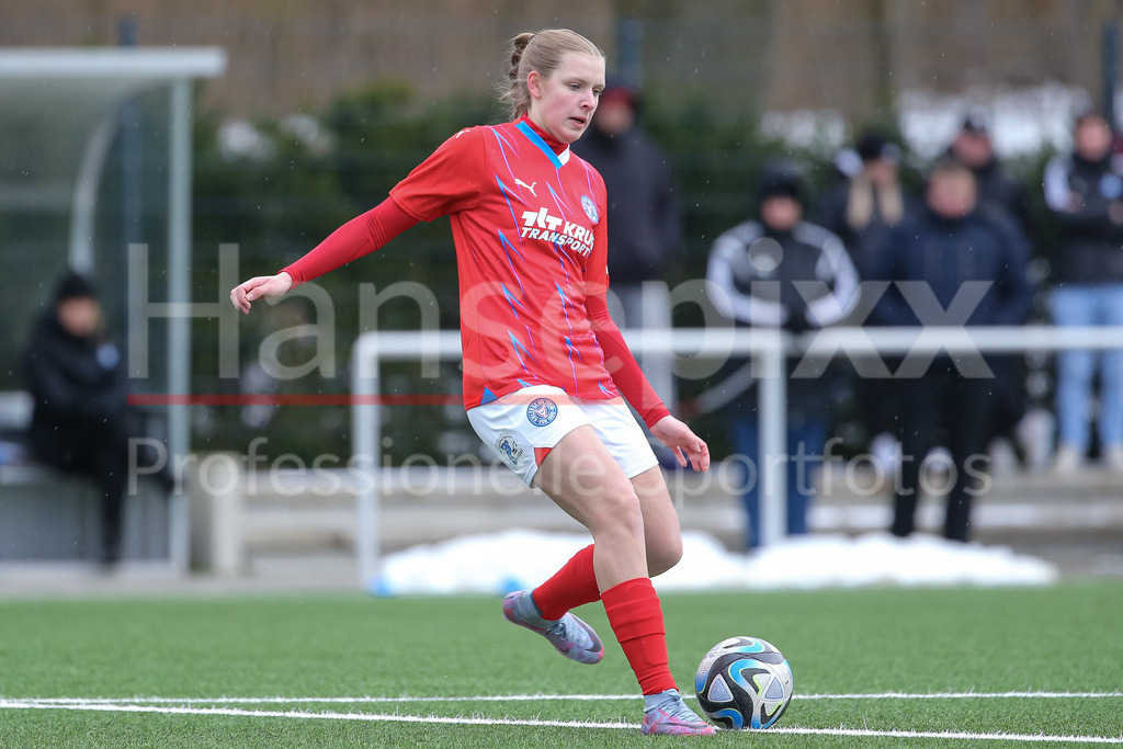 Fussball, Testspiel Frauen, Hamburger SV - Holstein Kiel | v.li.: Lea Schröder (Holstein Kiel, 13) am Ball, Freisteller, Einzelbild, Ganzkörper, Aktion, Action, Spielszene