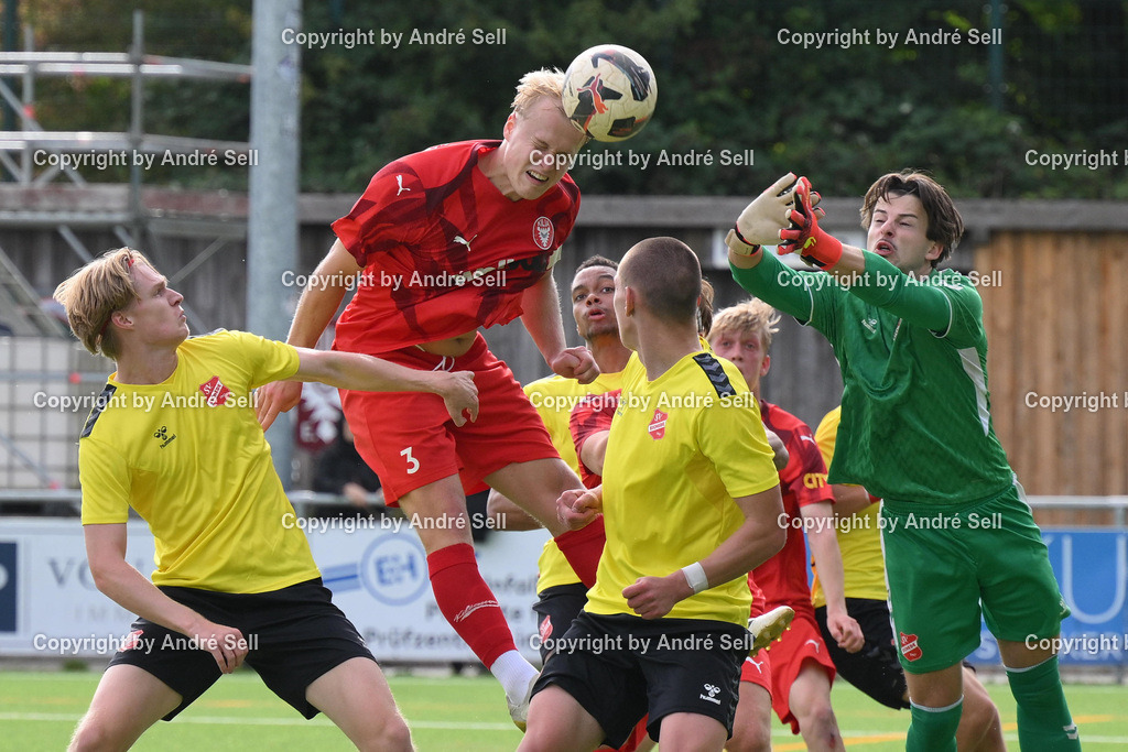 FC Kilia Kiel vs SV Eichede | Ove Witt (Kilia #3) vs Mats Lüdtke (Eichede #1) / Fußball-Oberliga Männer 2026/2027 / FC Kilia Kiel vs SV Eichede / Kilia Sportplatz / Kiel / 12.09.26 - Realisiert mit Pictrs.com