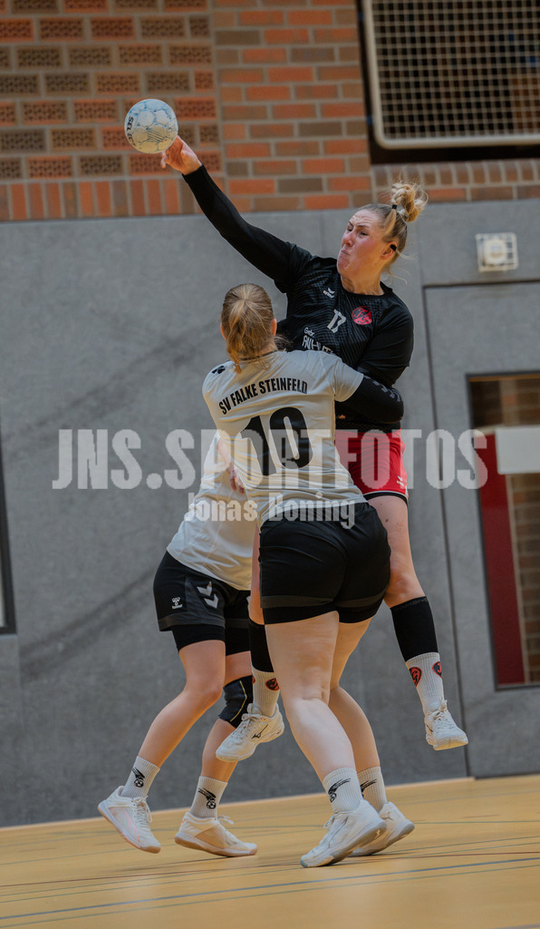 Handball I Frauen I Saison 2025-2026 I Landesliga HR West I 10. Spieltag I TuS Frisia Goldenstedt - SV Falke Steinfeld I 019 | Marieke Siemer (17,TuS Frisia Goldenstedt) mit dem Wurd - Realisiert mit Pictrs.com