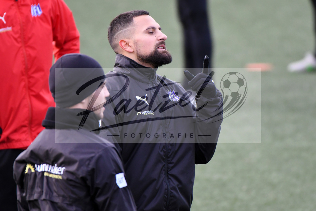 20200131_TRAOSN_0016 | Fußball, Herren: Marcos Alvarez (VfL Osnabrueck) gestikuliert waehrend der Trainingseinheit des VfL Osnabrueck im Sportpark Illoshoehe am 31.01.2020 in Osnabrueck, Deutschland. - Realisiert mit Pictrs.com