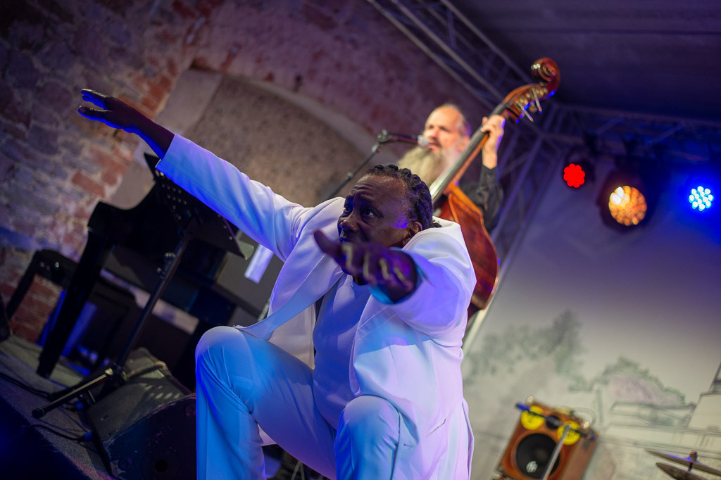 Summ Summ Salsa | Kinderkonzert Summ Summ Salsa mit Klazz Brothers & Cuba Percussion im Forte Belvedere Leisnig zum Festival Hallo Leisnig 2022. - Realisiert mit Pictrs.com