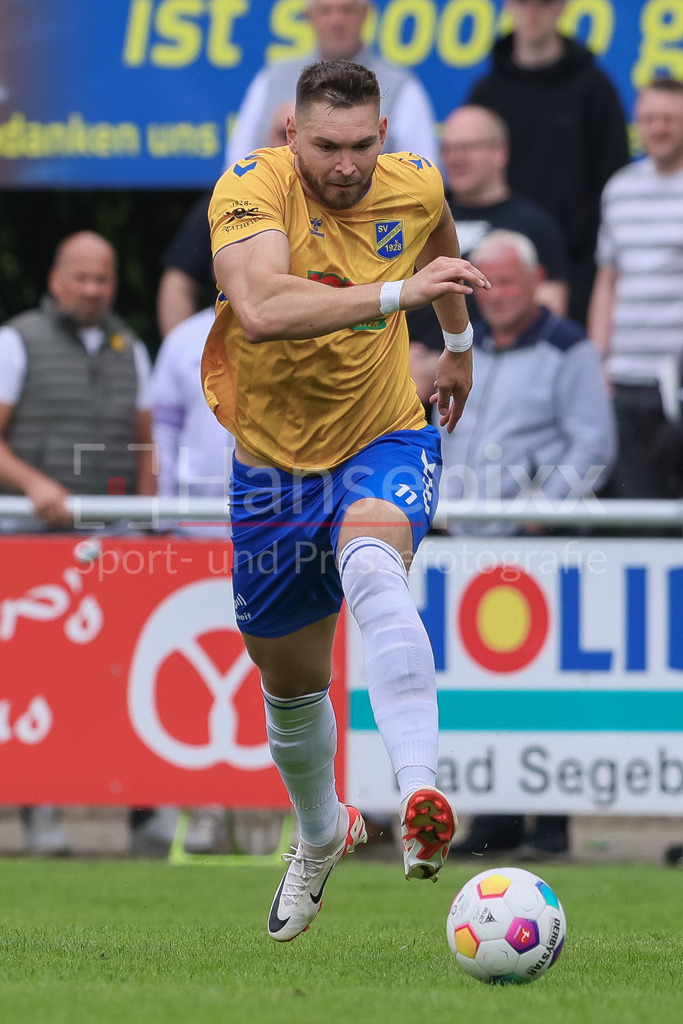 Fussball, Relegation Regionalliga Nord, SV Werder Bremen II - Holstein Kiel II | v.li.: Morten Liebert (SV Todesfelde, 11) am Ball, Freisteller, Einzelbild, Ganzkörper, Aktion, Action, Spielszene