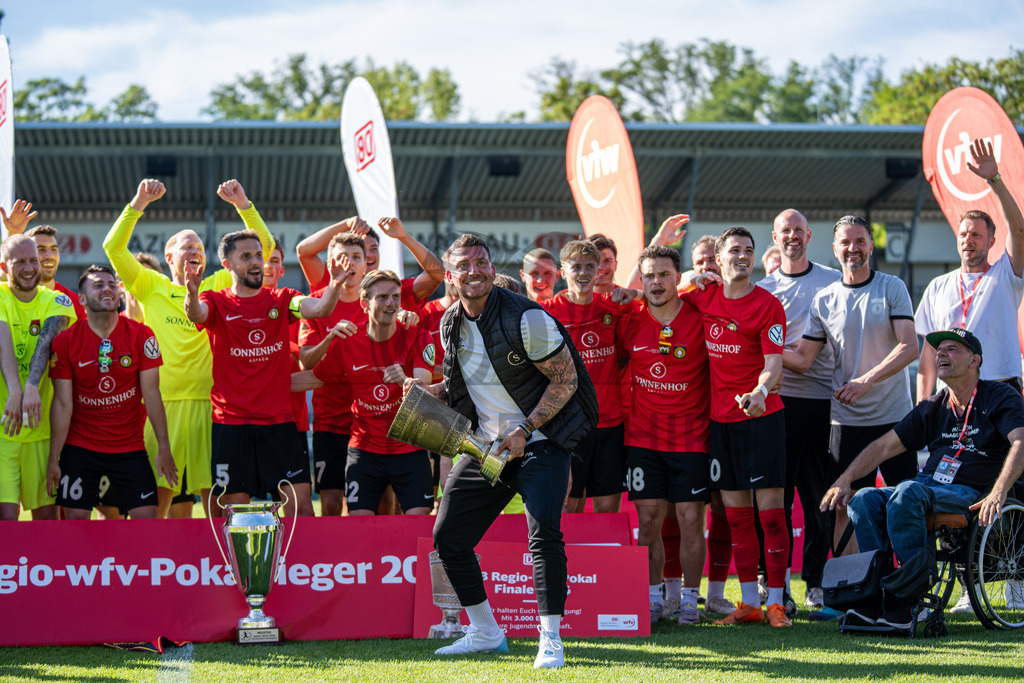 Stuttgarter Kickers vs. SG Sonnenhof Großaspach, Fussball, WFV-Pokal, Finale, 23.05.2026 | Pascal Reinhardt (Trainer SG Sonnenhof Großaspach) streckt den Pokal in die hoehe, im Hintergrund jubelt seine Mannschaft,Stuttgarter Kickers vs. SG Sonnenhof Großaspach, Fussball, WFV-Pokal, Finale, 23.05.2026