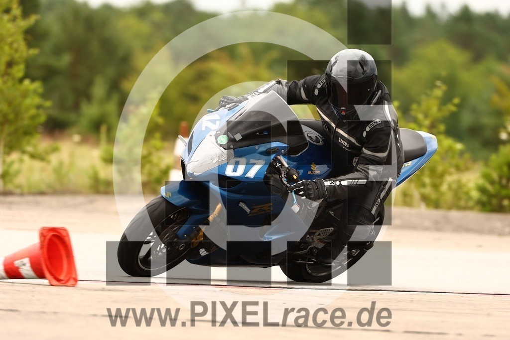 1207-20250726_03656 | Schöne Erinnerungen an spannende Momente - das festzuhalten ist unser Job. PIXELrace.de ist seit 2003 auf den Rennstrecken Europas unterwegs um die Action draußen beim Fahren und die wunderbare Stimmung imm Fahrerlager für euch einzufangen.