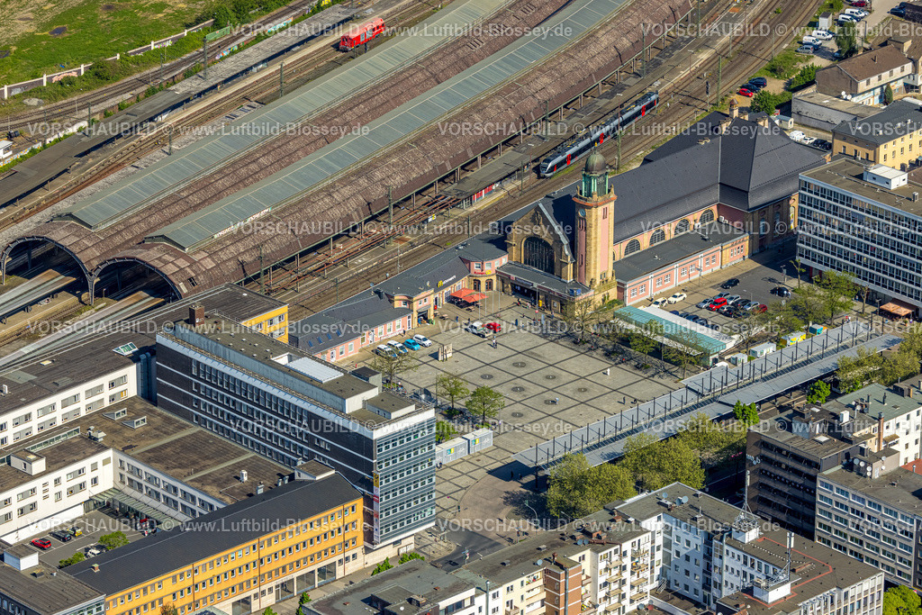 Hagen240503992 | Luftbild, Hagen Hbf Hauptbahnhof Gebäude mit Bahnhofsvorplatz Berliner Platz, Deutsche Bahn AG, Mittelstadt, Hagen, Ruhrgebiet, Nordrhein-Westfalen, Deutschland