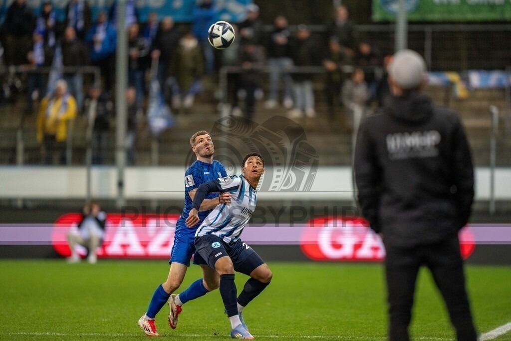SV Stuttgarter Kickers vs. SGV Freiberg, Fussball, WFV-Pokal, Viertelfinale, 17.03.2026 | Zweikampf zwischen David Udogu (SV Stuttgarter Kickers, #27) und Jacob Engel (SGV Freiberg, #03),SV Stuttgarter Kickers vs. SGV Freiberg, Fussball, WFV-Pokal, Viertelfinale, 17.03.2026Foto: photosbyphips/Philip Ziegler