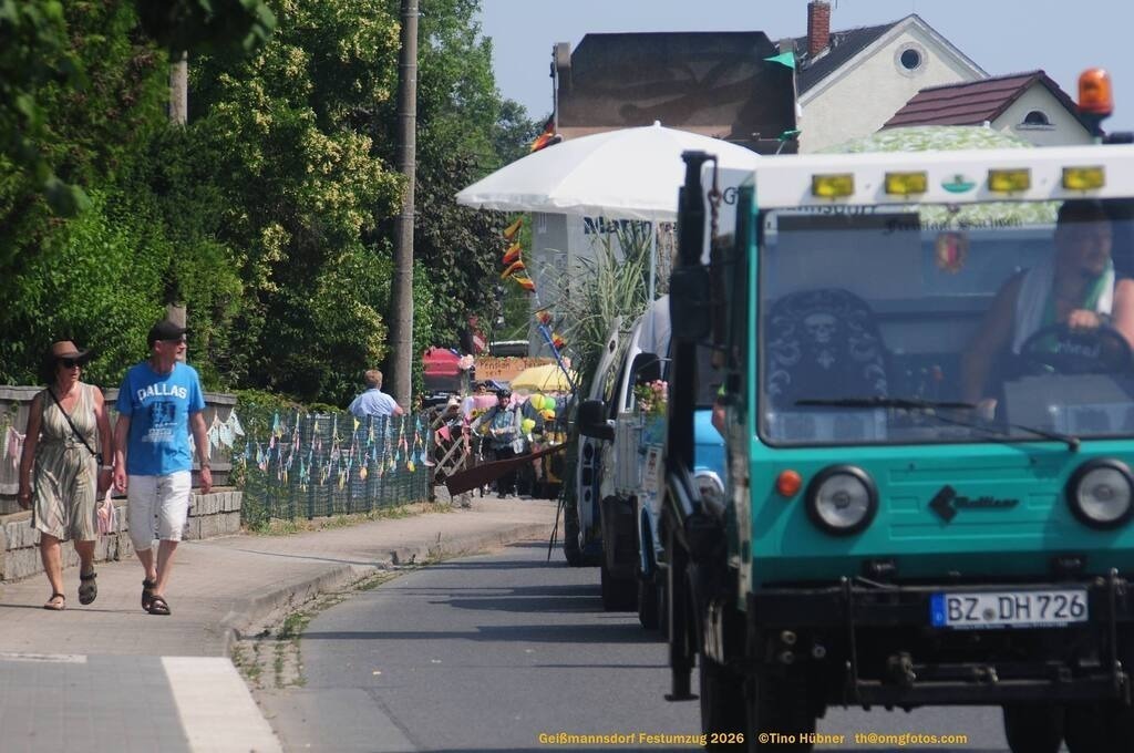 Geißmannsdorf-2026-Festumzug-162 | Festumzug in Geißmannsdorf bei Bischofswerda im Juni 2026. Fotografische Eindrücke und Momentaufnahmen vom Festumzug anläßlich des 800-jährigen Bestehens von Geißmannsdorf - mit Teilnehmern und Gästen, Strohpuppen und geschmückten Vorgärten und Grundstücken - Realisiert mit Pictrs.com
