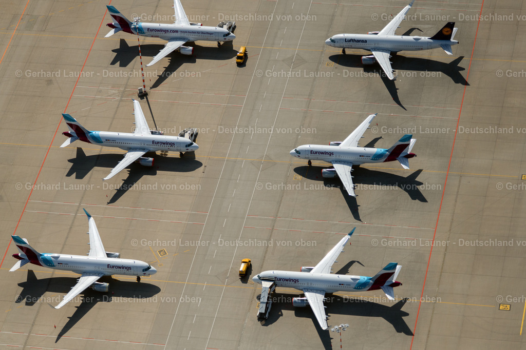 4023352 | STUTTGART 15.04.2020 Krisen- und Pandemie bedingt abgestellte Passagierflugzeuge der Fluggesellschaften Lufthansa und eurowings auf der Parkposition - Abstellfläche auf dem Flughafen in Stuttgart während des Corona Lockdown im Bundesland Baden-Württemberg, Deutschland. Weiterführende Informationen bei: Deutsche Lufthansa Aktiengesellschaft,  Flughafen Stuttgart GmbH,  Lufthansa Technik AG,  eurowings. // Passenger aircraft parked due to the crisis and pandemic on the parking position - parking area at the airport in Stuttgart during the corona lockdown in the state Baden-Wuerttemberg, Germany. Further information at: Deutsche Lufthansa Aktiengesellschaft,  Flughafen Stuttgart GmbH,  Lufthansa Technik AG,  eurowings. Foto: Gerhard Launer