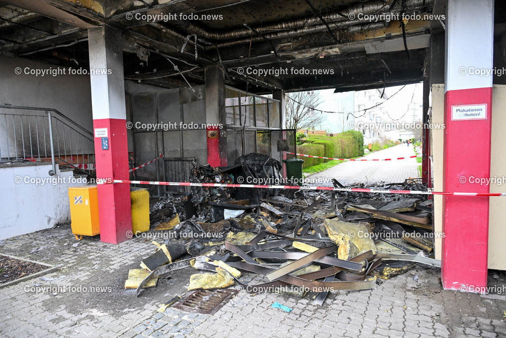 Linz Auwiesen_ Brandanschlag_ Feuerteufel_ 19.03.2024-1 | 19.03.2024, Linz, AUT, Auwiesen, im Bild Feuerteufel, Brandanschlag, Muellinsel, Wohnhaus, Mistkuebel, Muelleimer, Muellcontainer, Feuer