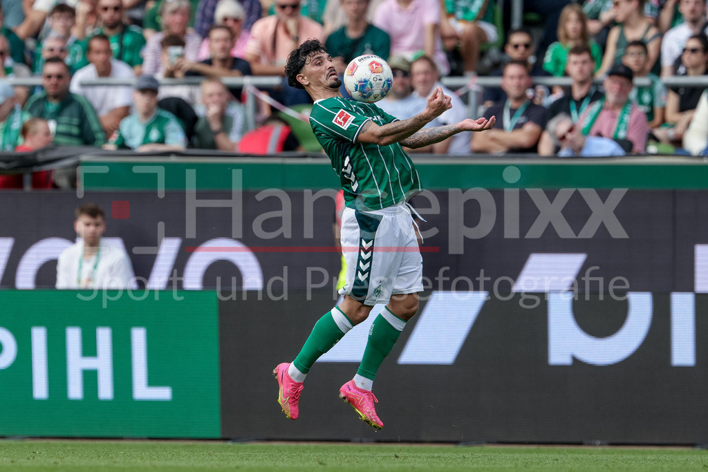 Fussball, Bundesliga, SV Werder Bremen - SC Freiburg | Cameron Puertas (SV Werder Bremen, 18) am Ball, Freisteller, Einzelbild, Ganzkörper, Aktion, Action, Spielszene, DIE DFL-RICHTLINIEN UNTERSAGEN JEGLICHE NUTZUNG VON FOTOS ALS SEQUENZBILDER UND/ODER VIDEOÄHNLICHE FOTOSTRECKEN. DFL REGULATIONS PROHIBIT ANY USE OF PHOTOGRAPHS AS IMAGE SEQUENCES AND/OR QUASI-VIDEO.