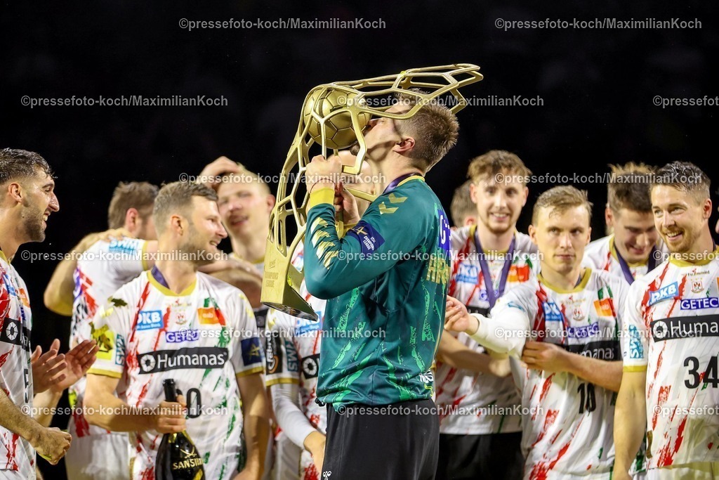 KoeEHF15062502096 | 15.06.2025, Handball, Finale TruckScout24 EHF FINAL4, LANXESS arena Köln, Füchse Berlin - SC Magdeburg: SC Magdeburg ist Champions League Sieger - Siegerehrung Ehrung Pokalübergabe nach dem Spiel. Die Mannschaft feiert den SIeg. Torhüter Sergey Hernandez (Magdeburg #01) 