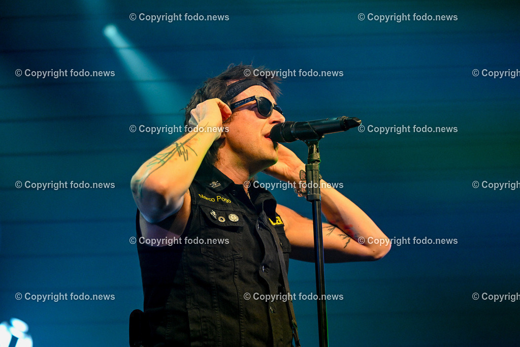 Posthof_ Turbobier_ Konzert_ 15.03.2024-62 | 15.03.2024, Linz, AUT, Posthof, Konzert Turbobier, im Bild Marco Pogo alias Dominik Wlazny (Saenger, Konzepter und Songwriter,  Gitarrist der oesterreichischen Punk-Rock-Band Turbobier, weiters Politiker der Bierpartei, Bezirksrat in Wien Simmering, Praesidentschaftskandidat, Arzt, Mediziner)