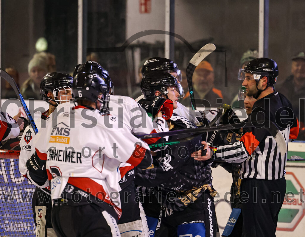 2024-03-08_078_TSV_Erding_gegen_EHC_Koenigsbrunn | Erding, Deutschland, 08.03.2024:
Eishockey, Bayernliga Playoffs 2023 / 2024, 1. Spieltag, TSV Erding gegen EHC Königsbrunn, Endergebnis: 3:0

Marco Sternheimer (EHC Königsbrunn, #6)

Foto: Christian Riedel / fotografie-riedel.net