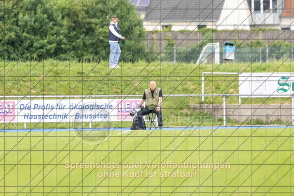 20250529_173704_0145 | #,  VfL Kirchheim (blau) vs. 1.FC Eislingen (weiß), Fußball, Bezirkspokal Finale - Bezirk Neckar/Fils, 2024/2025, Rasenplatz VfL Stadion Kirchheim, Jesinger Straße 105, 73230 Kirchheim, 29.05.2025 - 16:30 Uhr,Foto: PhotoPeet-Sportfotografie/Peter Harich