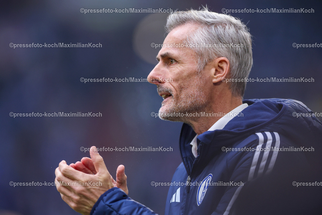 Schalke10112402101 | 10.11.2024, Fußball, FC Schalke 04 - SSV Jahn Regensburg, 2. Fußball Bundesliga, Veltins-Arena Gelsenkirchen, Saison 2024 2025: Trainer Kees van Wonderen (S04 Cheftrainer) steht an der SeitenlinieDFB regulations prohibit any use of photographs as image sequences and or quasi-video.
