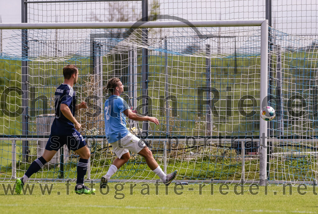 2023-08-26_077_FC_Langengeisling_gegen_TuS_Raubling | Erding, Deutschland, 26.08.2023:
Fußball, Bezirksliga Oberbayern Ost 2023 / 2024, 6. Spieltag, FC Langengeisling gegen TuS Raubling, Endergebnis: 2:0

Bastian Unsin (TuS Raubling, #27), Maximilian Birnbeck (FC Langengeisling, #27)

Foto: Christian Riedel / fotografie-riedel.net
