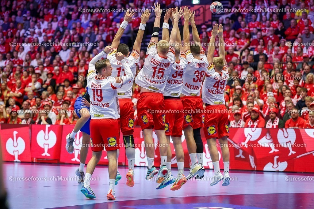 EHF18012602035 | 18.01.2026, Handball, Men's EHF EURO 2026, Dänemark - Rumänien, Jyske Bank Boxen in Herning, Dänemark, Preliminary Round: Dänemar bildet eine Stabile Mauer beim Freiwurf 