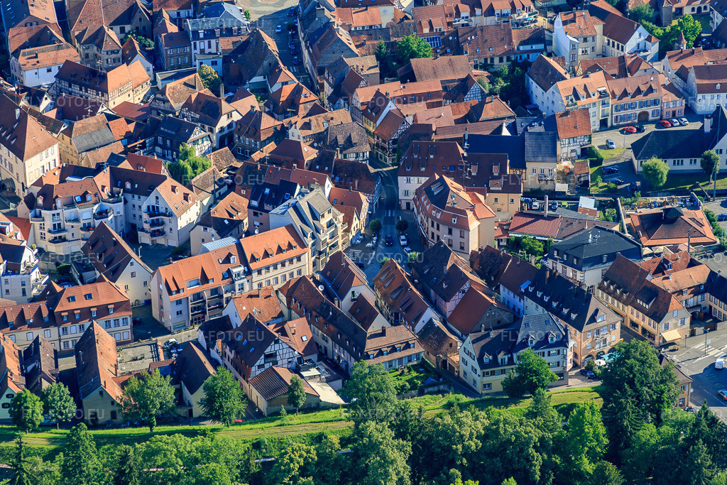 Vue aérienne: Rue de l'Ours à Wissembourg dans le département Bas Rhin, France – .Photo: IMG_083016.jpg prise le 26/06/2015 par Werner Riehm/FLY-FOTO.eu – Résolution de l'original: 5188 x 3458 px