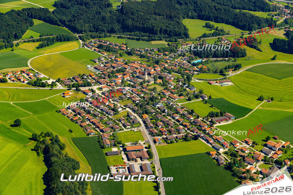 Aktuelles Luftbild von  Vachendorf - Die Luftaufnahme wurde 2022 mittels UL-Flugzeug erstellt ( keine Drohne ) - hochauflösende Kamera-Systeme von  Canon -Beste Qualität - Für grossformatige Ausdrucke geeignet. Die Geschenkidee !