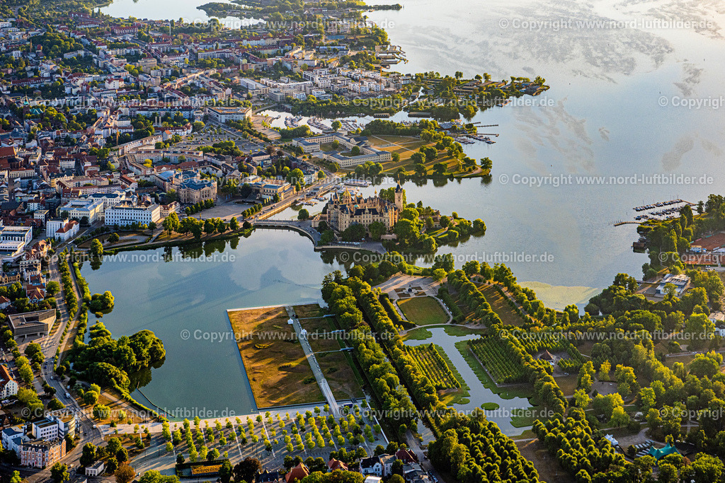 Schwerin_Schloss_ELS_6594100822 | SCHWERIN 10.08.2022 Kuppeltürme des Schweriner Schloßes und der Schloßkirche am Schlossgarten, dem Sitz des Landtages in der Landeshauptstadt von Mecklenburg-Vorpommern. Weiterführende Informationen bei: Landtages Mecklenburg-Vorpommern,  Staatliche Schlösser, Gärten und Kunstsammlungen M-V,  Staatliches Museum Schwerin/ Ludwigslust/ Güstrow. // Schwerin Castle in the state capital of Mecklenburg-Western Pomerania. Further information at: Landtages Mecklenburg-Vorpommern,  Staatliche Schloesser, Gaerten und Kunstsammlungen M-V,  Staatliches Museum Schwerin/ Ludwigslust/ Guestrow. Foto: Martin Elsen