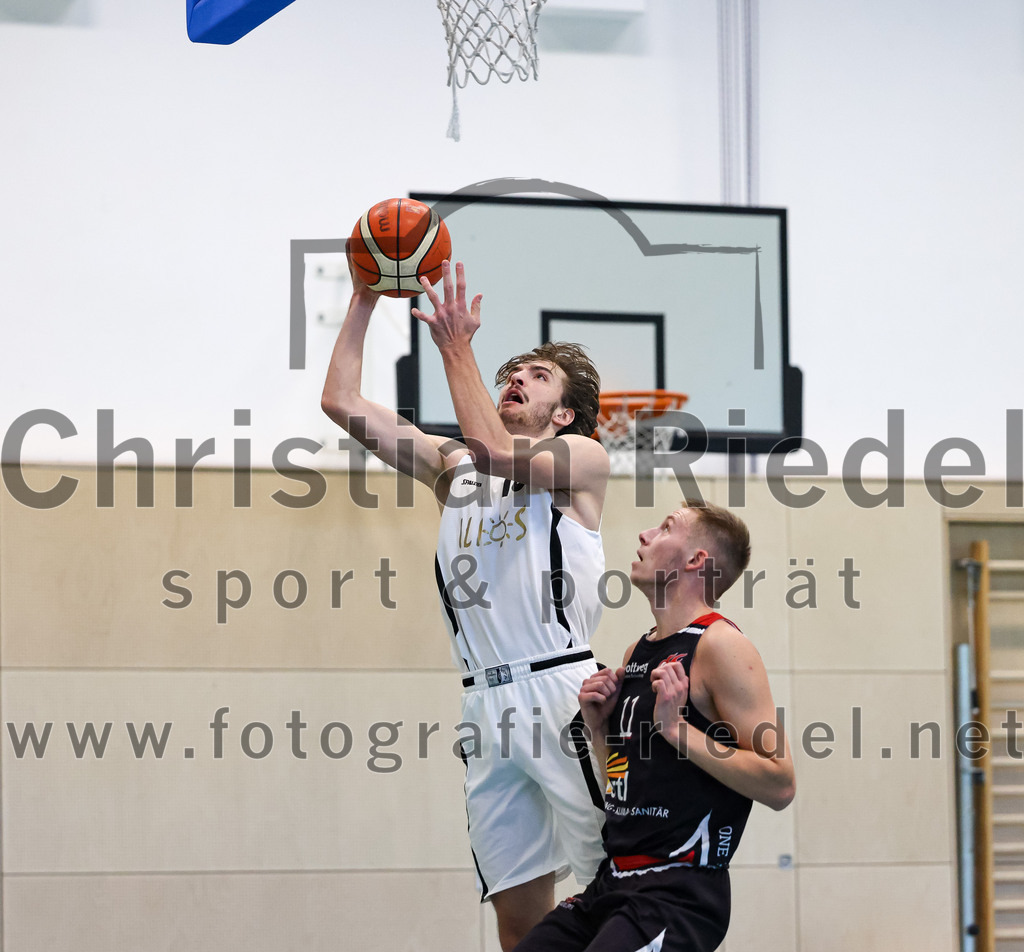 2022-10-16_012_TSV_Vaterstetten_gegen_Baskets_Vilsbiburg_2 | Vaterstetten, Deutschland, 16.10.2022:
Basketball, Bayernliga Herren Südost 2022 / 2023, 1. Spieltag, TSV Vaterstetten gegen Baskets Vilsbiburg 2, Endergebnis: 83:64

Finn Liebig (TSV Vaterstetten, #10), A. Bugajeu (Baskets Vilsbiburg, #11)

Foto: Christian Riedel / fotografie-riedel.net