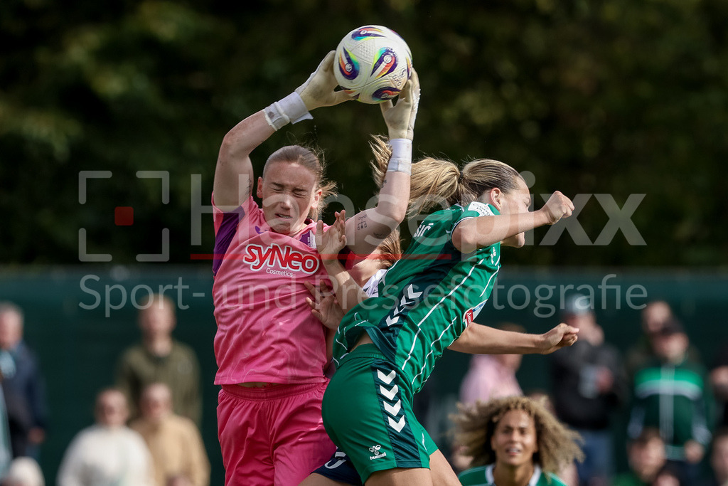 Fussball, Google Pixel Frauen-Bundesliga, SV Werder Bremen - TSG 1899 Hoffenheim | v.li.: Laura Dick (Torhüterin, TSG 1899 Hoffenheim, 1) und Medina Desic (SV Werder Bremen, 9) im Zweikampf, Duell, Dynamik, Aktion, Action, Spielszene, DIE DFB-RICHTLINIEN UNTERSAGEN JEGLICHE NUTZUNG VON FOTOS ALS SEQUENZBILDER UND/ODER VIDEOÄHNLICHE FOTOSTRECKEN. DFB REGULATIONS PROHIBIT ANY USE OF PHOTOGRAPHS AS IMAGE SEQUENCES AND/OR QUASI-VIDEO.