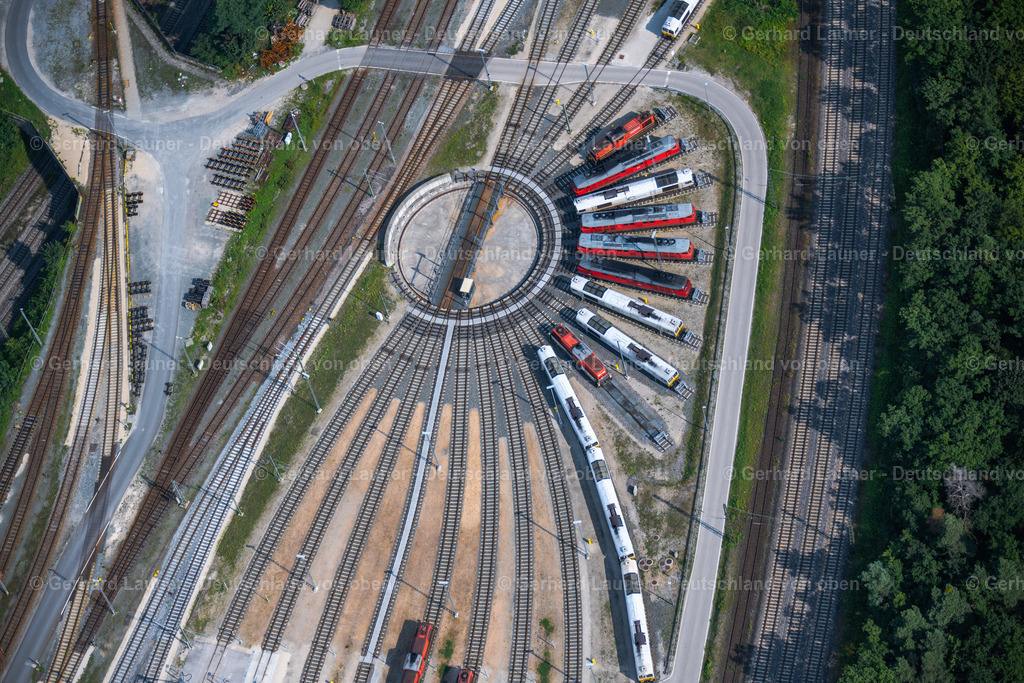 4047549 | NüRNBERG 21.08.2021 Gleisanlagen und Schienenstrecken am Rundschuppen ( auch Lokschuppen, Lokhalle oder Triebfahrzeughalle ) des Bahn- Betriebswerkes im Ortsteil Rangierbahnhof in Nürnberg im Bundesland Bayern, Deutschland. Weiterführende Informationen bei: DB Netz AG,  Deutsche Bahn AG. // Trackage and rail routes on the roundhouse - locomotive hall of the railway operations work in the district Rangierbahnhof in Nuremberg in the state Bavaria, Germany. Further information at: DB Netz AG,  Deutsche Bahn AG. Foto: Gerhard Launer