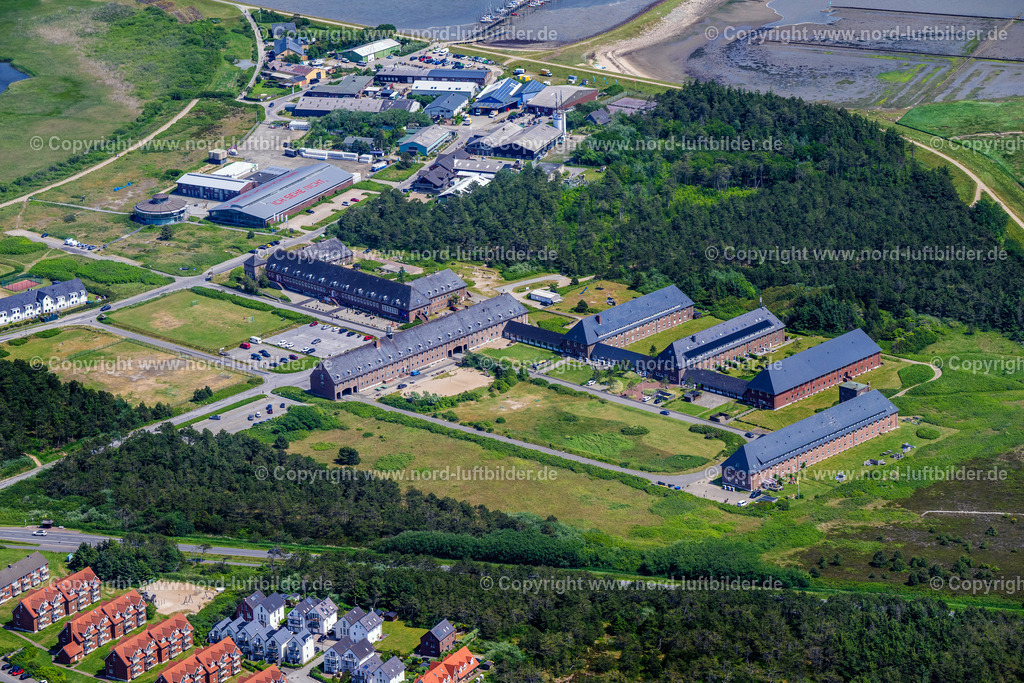 Sylt_Rantum_Ehemals_Kaserne_Stegerhüs_ELS_4356130625 | SYLT 13.06.2025 Ferienhaus Anlage " Steger-Hüs " an der Straße Am Torbogen in Sylt Nordsee - Insel im Bundesland Schleswig-Holstein, Deutschland. Weiterführende Informationen bei: Söl-Service GmbH. // Holiday house plant of the park " Steger-Hues " on street Am Torbogen in Sylt North Sea Island in the state Schleswig-Holstein, Germany. Further information at: Soel-Service GmbH. Foto: Martin Elsen