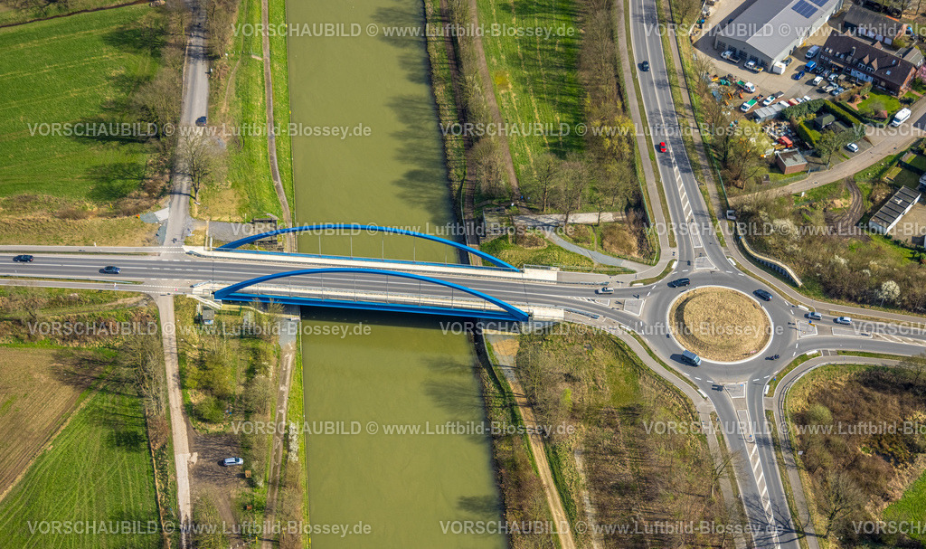 Huenxe240309963 | Luftbild, blaue Kanalbrücke Dinslakener Straße über den Wesel-Datteln-Kanal, Kreisverkehr Gahlener Straße, Hünxe, Nordrhein-Westfalen, Deutschland