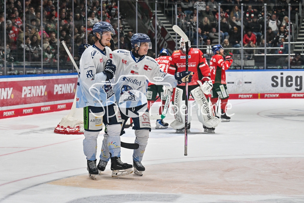 Augsburger Panther - Straubing Tigers | Augsburg, DEUTSCHLAND - 14. NOVEMBER: Jubel der Gäste nach dem Treffer zum 2-7 durch Wade ALLISON (Straubing Tigers 88) / Tor / Torschuetze / Freude / Happy beim Ligaspiel zwischen den Augsburger Panthern und den Straubing Tigers am 18. Spieltag der Penny DEL im Curt Frenzel Stadion am 14.11.2025