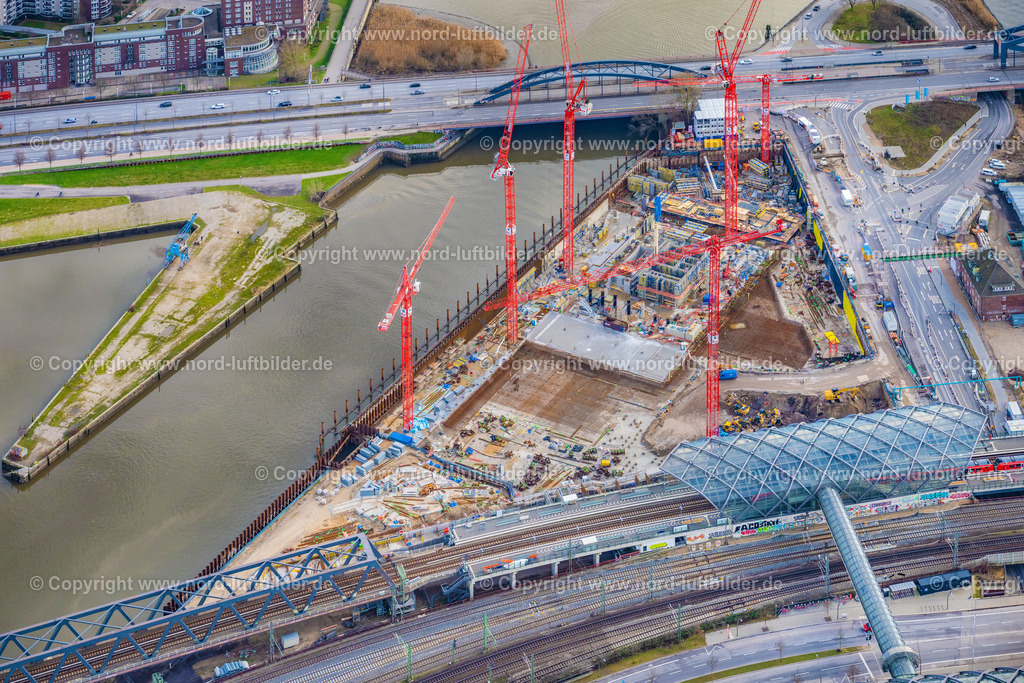 Hamburg_Elbbrücken_Elbtower_Baustelle_ELS_2907040223 | HAMBURG 04.02.2023 Baustelle zum Neubau des Hochhaus- Gebäudekomplexes " Elbtower " an der Zweibrückenstraße zwischen Oberhafenkanal und Norderelbe im Ortsteil HafenCity in Hamburg, Deutschland. Weiterführende Informationen bei: Adolf Lupp GmbH + Co KG,  Akustik-Ingenieurbüro Moll GmbH,  BTB Betontechnik GmbH,  David Chipperfield Architects - Gesellschaft von Architekten mbH,  Ed. Züblin AG,  Implenia AG,  LV Baumanagement AG,  NOBU HOTELS CORPORATE OFFICE,  SIGNA HOLDING GMBH. // Construction site for new high-rise building complex " Elbtower " on Zweibrueckenstrasse between Oberhafenkanal and Norderelbe in the district HafenCity in Hamburg, Germany. Further information at: Adolf Lupp GmbH + Co KG,  Akustik-Ingenieurbuero Moll GmbH,  BTB Betontechnik GmbH,  David Chipperfield Architects - Gesellschaft von Architekten mbH,  Ed. Zueblin AG,  Implenia AG,  LV Baumanagement AG,  NOBU HOTELS CORPORATE OFFICE,  SIGNA HOLDING GMBH. Foto: Martin Elsen