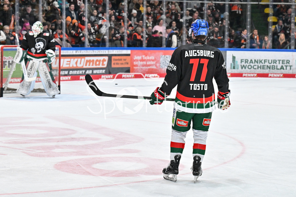 Löwen Frankfurt -Augsburger Panther | im Bild Luca TOSTO (Augsburger Panther #77) beim warmup vor der Partie / DEL: Loewen Frankfurt - Augsburger Panther, Eissporthalle Frankfurt am 14.02.2025