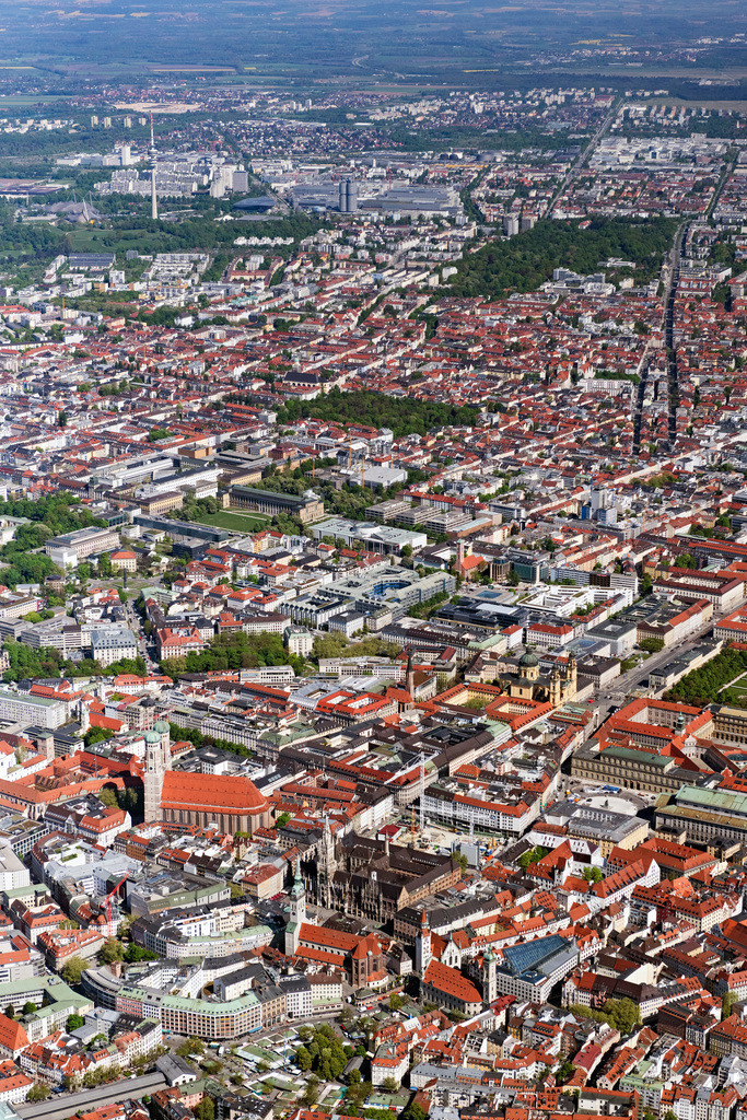 dr__0062947.jpg | MüNCHEN 29.04.2025 Stadtzentrum im Innenstadtbereich an der Marienplatz, Burgstraße im Ortsteil Altstadt in München im Bundesland Bayern, Deutschland. Weiterführende Informationen bei: Landeshauptstadt München. // The city center in the downtown area on street Marienplatz, Burgstrasse in the district Altstadt in Munich in the state Bavaria, Germany. Further information at: Landeshauptstadt Muenchen. Foto: Daniel Reiter