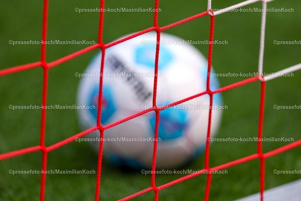 1FC20042501002 | 20.04.2025, Fußball, 1. FC Köln - Preußen Münster, 2.. Fußball Bundesliga, 30. Spieltag, RheinEnergie-STADION, Saison 2024 2025: Ball im Tor hinter Tornetz DFB regulations prohibit any use of photographs as image sequences and or quasi-video.