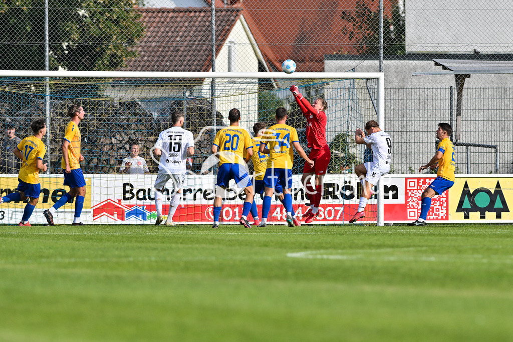 FC Pipinsried - SV Wacker Burghausen | Einen Eckball der Gäste entschärft Dominik BALS (FC Pipinsried 12) in dieser Szene / Landespokal Bayern: FC Pipinsried - SV Wacker Burghausen; Küchenstadel-Arena am 26.08.2025