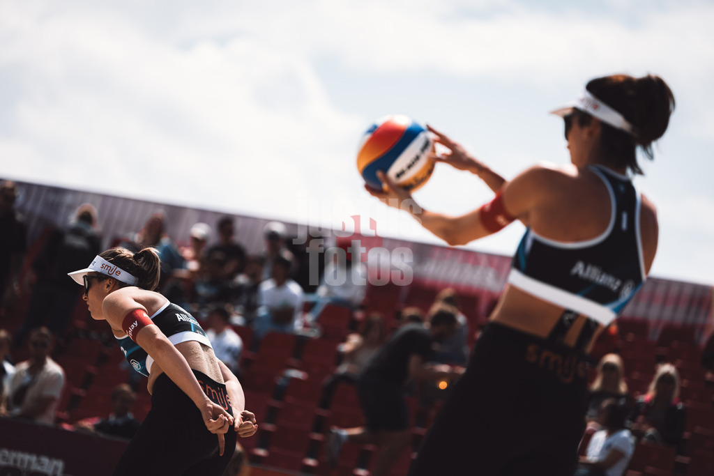 Beachvolleyball | Frauen | German Beach Tour 2024 | Tourstop Bremen | 07.06.2024 | Katharina 'Kathi' Schützenhöfer (links, AUT) gibt Zeichen an Lena Plesiutschnig (rechts, AUT)