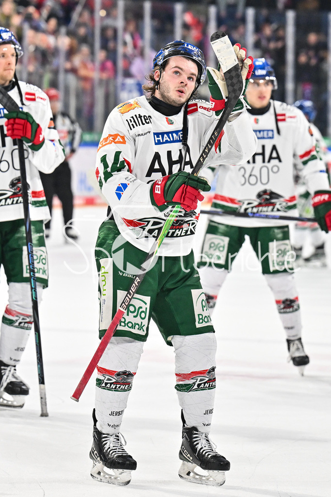 Nürnberg Ice Tigers - Augsburger Panther | NUREMBERG, GERMANY - 23. JANUARY: Hängende Köpfe bei den Spielern der Gäste nach dem Match zwischen den Nürnberg Ice Tigers und den Augsburger Panthern am 42. Spieltag der Penny DEL in der PSD Bank Nürnberg Arena / D. J. BUSDEKER (Augsburger Panther 14)