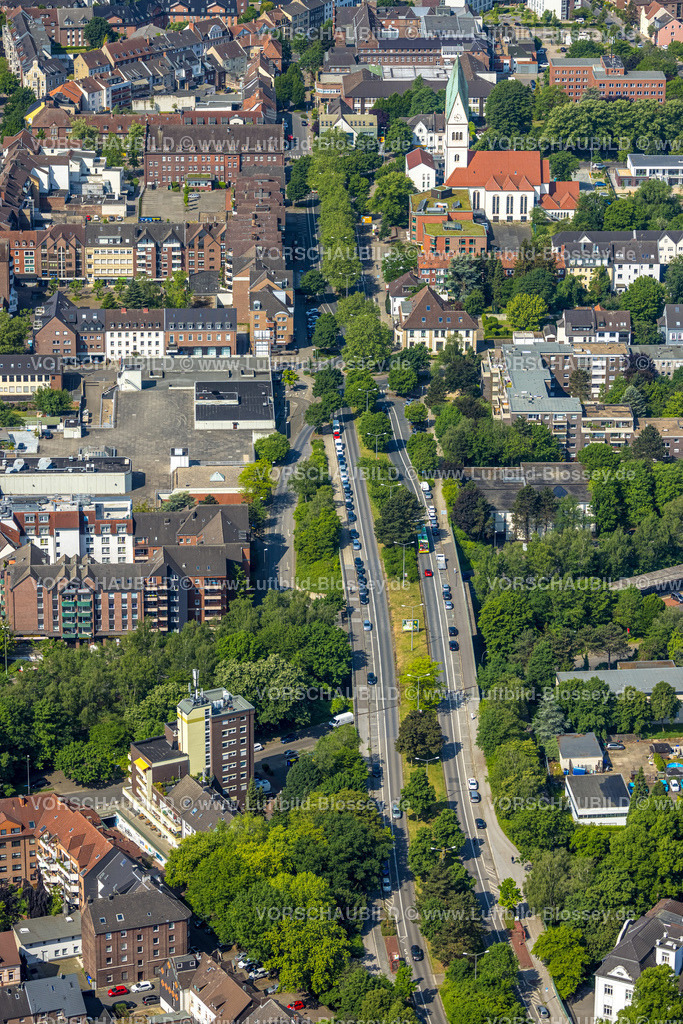 Gladbeck220501694 | Luftbild, Humboldtstraße und begrünter Mittelstreifen, evang.-luth. Christuskirche, Gladbeck, Ruhrgebiet, Nordrhein-Westfalen, Deutschland
