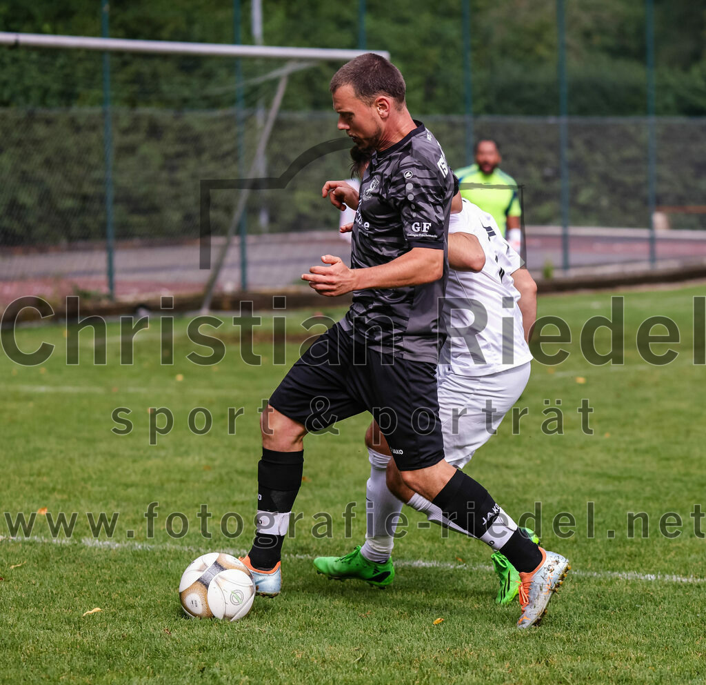 2023-08-27_054_TSV_Egmating_II_gegen_SG_Grasbrunn-Haar_II | Egmating, Deutschland, 27.08.2023:
Fußball, B-Klasse 2023 / 2024, 2. Spieltag, TSV Egmating II gegen (SG) Grasbrunn / Haar II, Endergebnis: 1:2

Moritz Müller (TSV Egmating, #4), Florian Essert ((SG) Grasbrunn / Haar II, #17)

Foto: Christian Riedel / fotografie-riedel.net