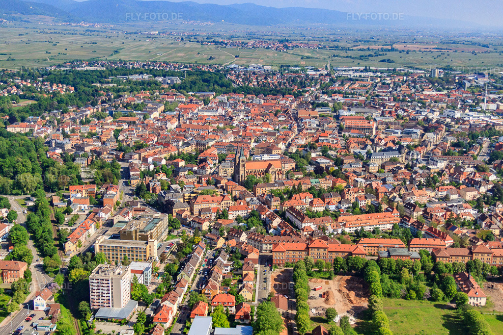 Luftbild: Innenstadt mit Kath. Kirche Mariä Himmelfahrt - Marienkirche, Vinzentius-Krankenhaus und ehemaligen Kasernen an der Cornichonstraße in Landau in der Pfalz im Bundesland Rheinland-Pfalz in Deutschland.Foto: IMG_27312.jpg vom 23.05.2010 durch Werner Riehm/FLY-FOTO.deVinzentius-KrankenhausKirche St. Maria | Pfarrei Mariä Himmelfahrt, Landau